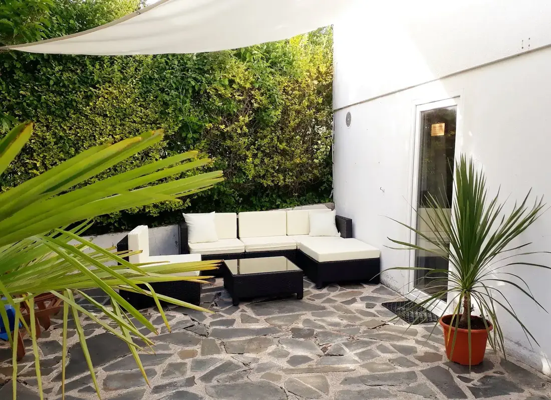 Terrasse extérieure calme et verdoyante du cabinet d’hypnose